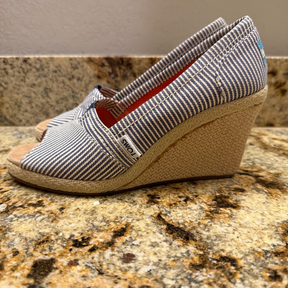TOMS Calypso Ladies 6 Blue & White Canvas Espadrille Wedge Peep Toe Jute Heels